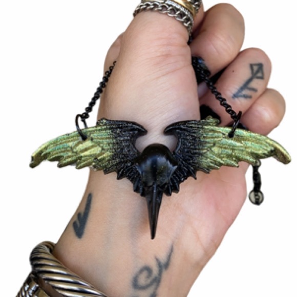 Black & yellow glitter resin skull crow necklace - Picture 7 of 11